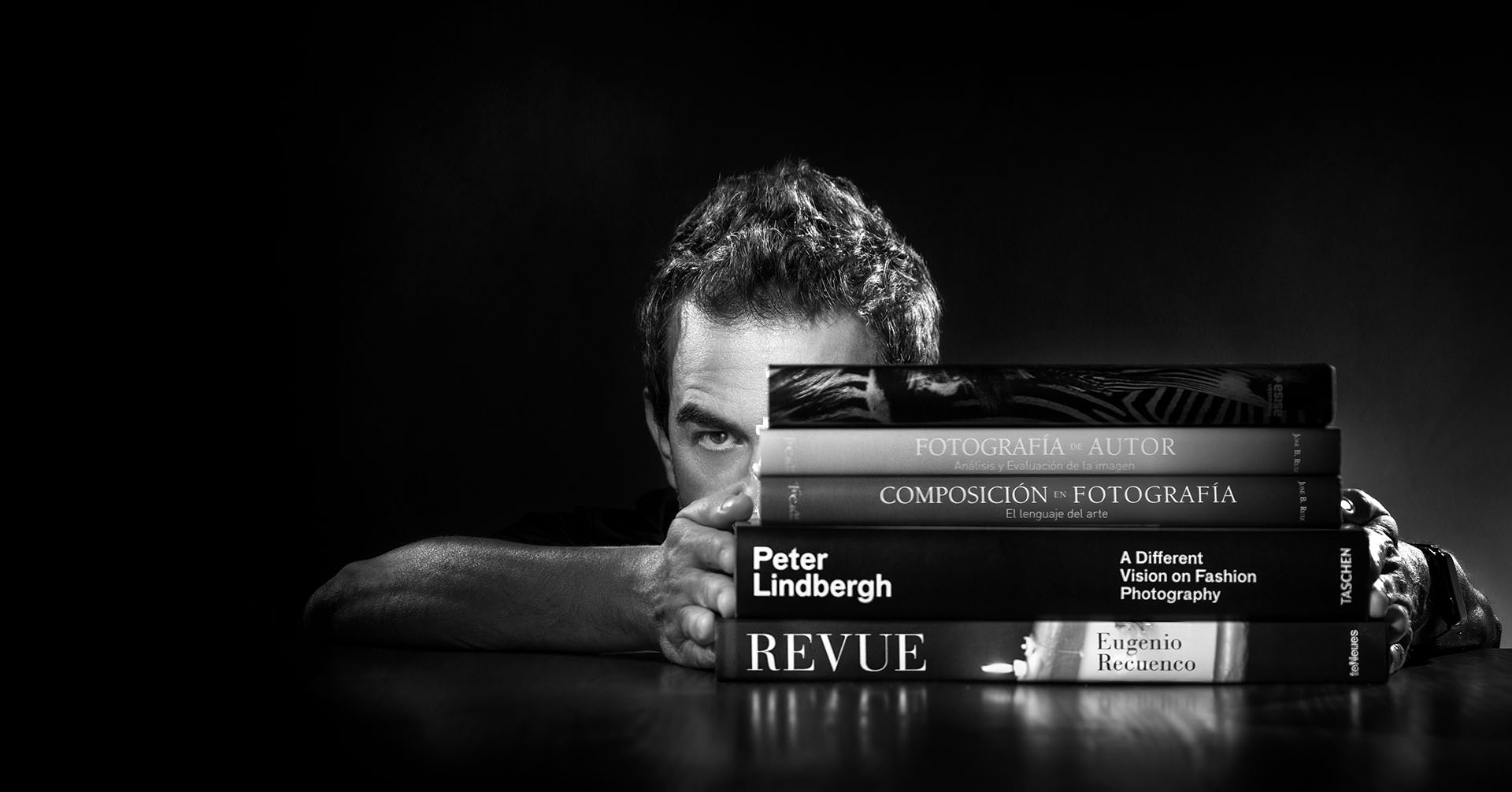 Israel Luri con libros de fotografía